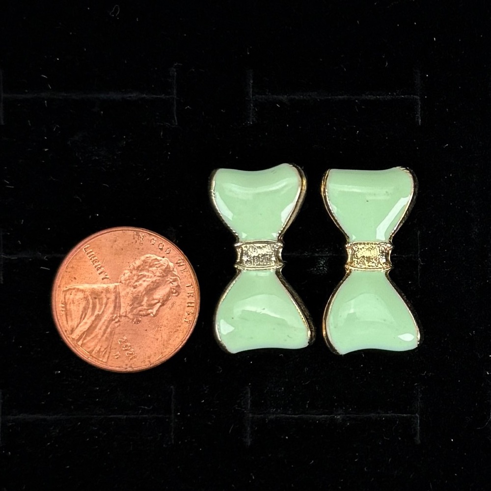 Vintage light goldtone, pastel Blue green bow design pierced earrings - Picture 5 of 10
